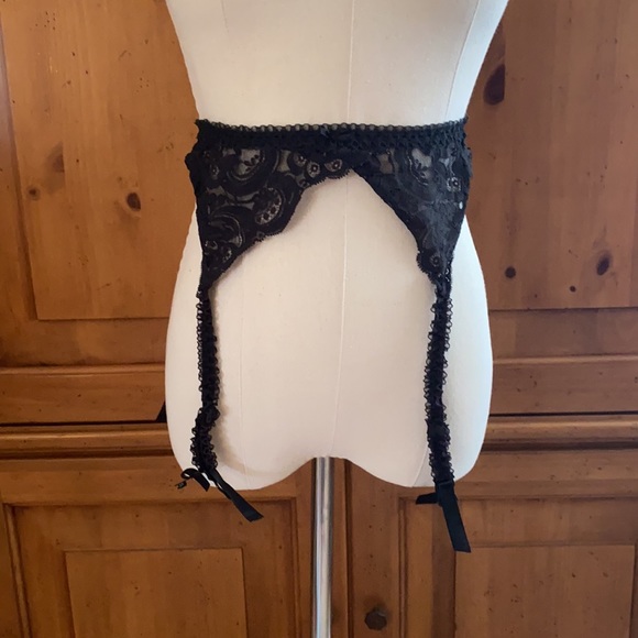 Black lace VS garter belt - Picture 3 of 13